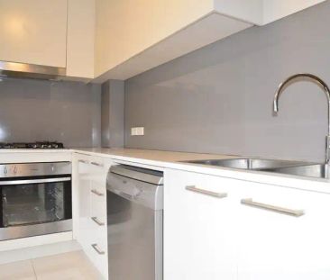 “Large Modern one Bedroom Apartment Plus Study Room” - Photo 6