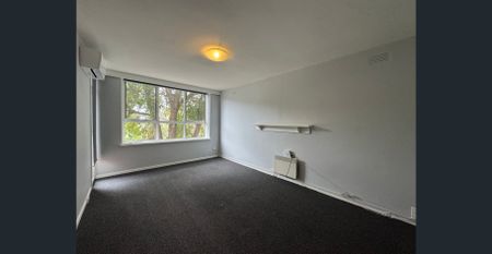 Comfortable & Conveniently Located Apartment - Photo 3