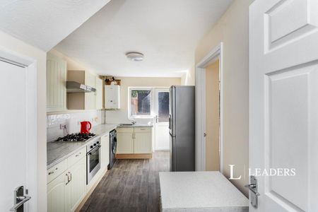 4 bedroom semi-detached house to rent - Photo 5