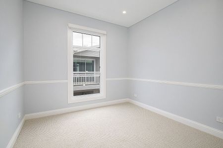 "Your Hamptons-Inspired Haven - Spacious Four Bedroom Family Home" - Photo 4