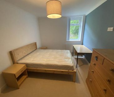 4 bedroom flat to rent - Photo 4