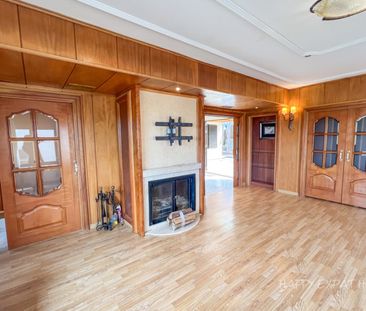 Spacious villa with pool for rent in Sant Just Desvern - Photo 1