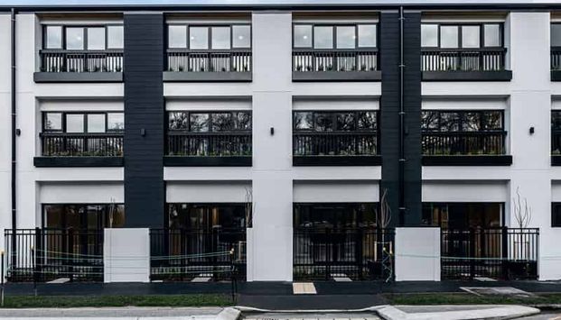 PERFECTLY POSITIONED 1 BEDROOM APARTMENT - Photo 1