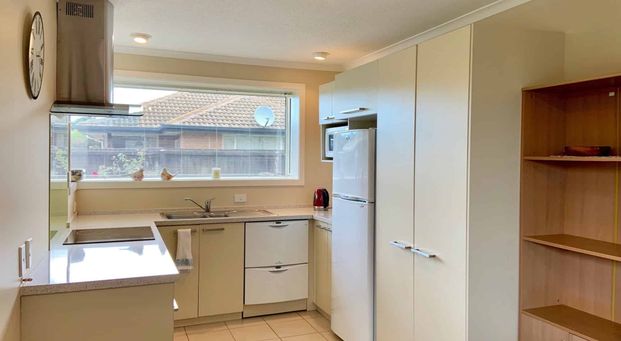 Fully Furnished Immaculate Rear Townhouse! - Photo 1