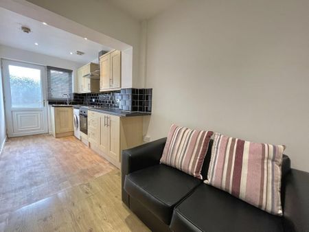 4 bedroom semi-detached house to rent - Photo 2