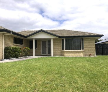 This is a spacious brick family home on a 811m2 section boasting fo... - Photo 4