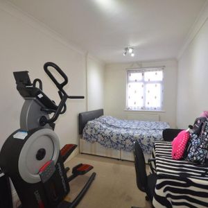 1 bedroom in a house share to rent - Photo 2