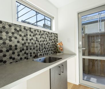 Quality Two-Bedroom Home in Sought-After St Kilda - Photo 5