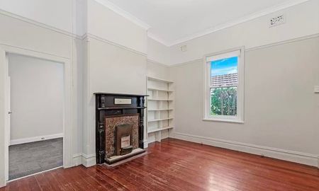 Ultimate Convenience 3 Bedroom House in prime location - Photo 2