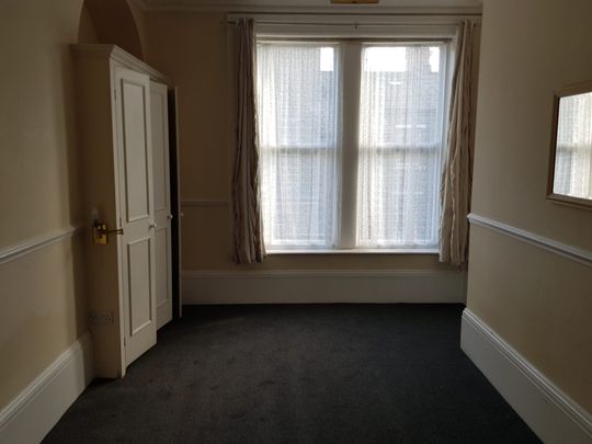 Balmoral Place, Halifax, HX1 - Photo 1