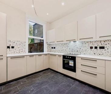 Beautifully Designed Studio with Full Kitchen - Photo 4