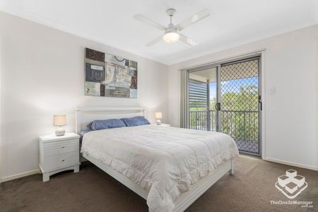 CONTEMPORARY & STYLISH EXECUTIVE LIVING - GREAT LOCATION - Photo 4