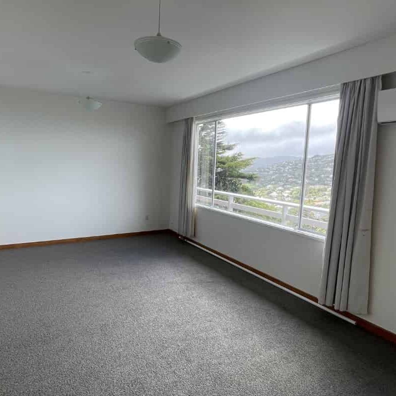 WELL PRESENTED UPSTAIRS Flat with fantastic views from the deck: - Photo 1