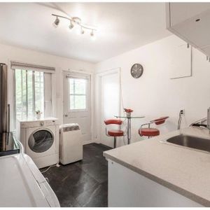 Appartement 4 1/2 - 2 chambres à coucher - 75 m² (817 p2), avec stationnement et cours arrière inclus - Photo 2