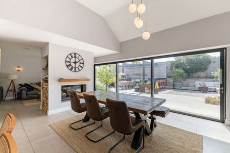 An outstanding country home of exceptional quality, set amidst picturesque surroundings just moments from Clifton Village - Photo 3