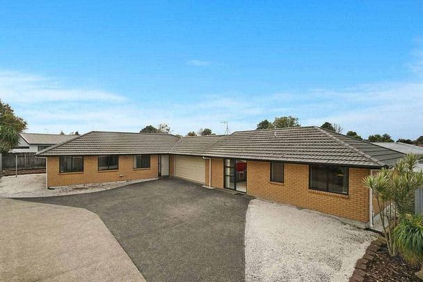 Modern and tidy brick &tile 2 bdrm+2 car parks - Photo 1