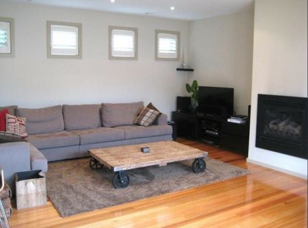 Charming 3-Bedroom Home for Lease in the Heart of Moorabbin - Photo 3