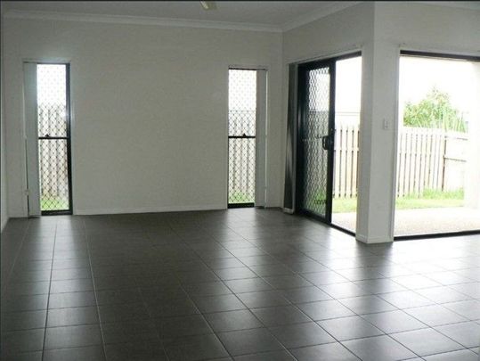 Large 4 Bedroom 2 Bathroom 3 Living areas in North Lakes - Photo 1