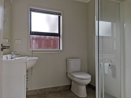 2 Bedroom standalone house in Te Atatu Peninsula - Photo 5