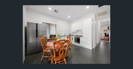 Charming 3- bedroom home - Photo 2