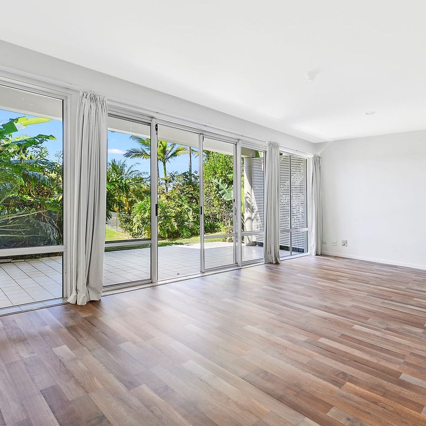 Ground floor large 3 bedroom apartment with golf course views - Photo 1