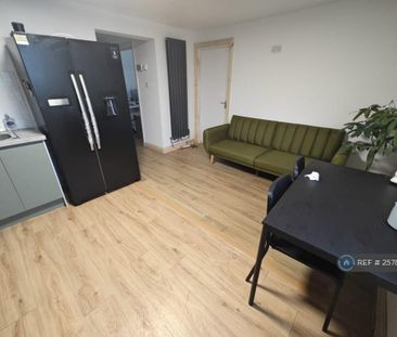 1 bedroom in a flat share to rent - Photo 2