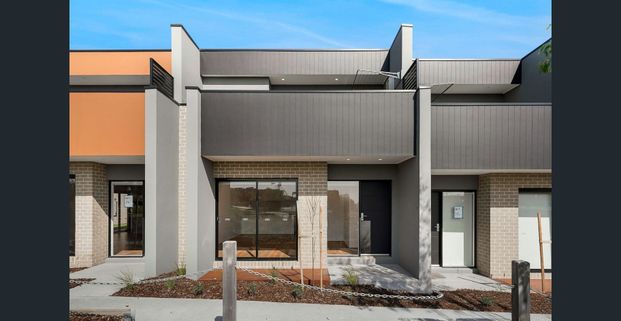 Spacious 3-Bedroom Family Townhome in Prime Location!! - Photo 1