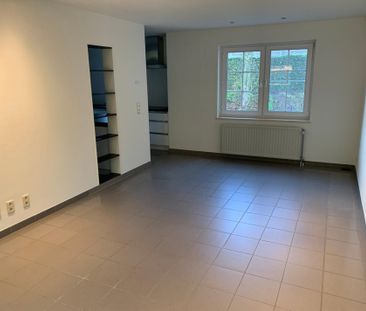 VERZORGD DUPLEX-APPARTEMENT MET EEN RUIME SLAAPKAMER EN AUTOSTANDPLAATS IN HET MOOIE ZUTENDAAL ! - Photo 1