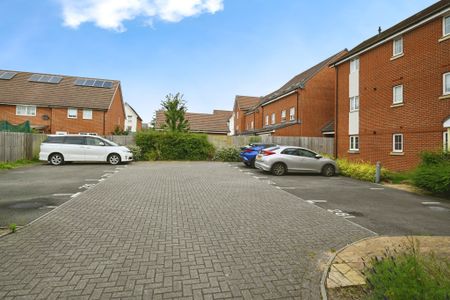 Bright and airy 2 bedroom flat to let in Wokingham - Photo 4