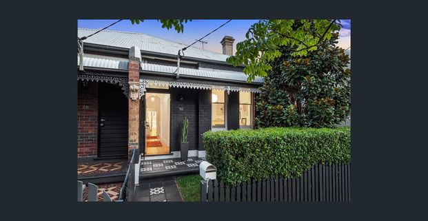 TRES CHIC! - Photo 1