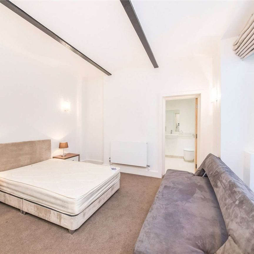 This well presented studio apartment is situated in a stucco fronted period conversion on the very desirable road of Cranley Gardens. - Photo 1