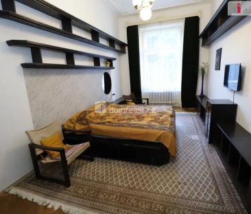 Krásný slunný prostorný byt 2+1 v prvním patře s balkonem v cihlové... - Fotografie 1