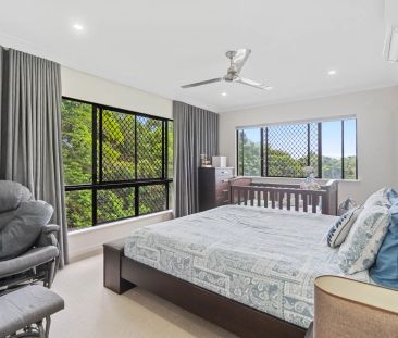 Executive family home with pool and modern comforts - Photo 4