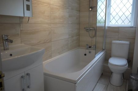 3 bedroom semi-detached house to rent - Photo 5