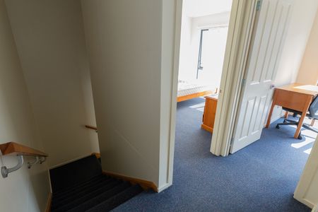 Modern Two-Bedroom Home – Prime Location Near University - Photo 4