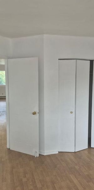 GRAND ET SUPERBE 4 1/2 Style Condo à LOUER au 1er juillet, avec Thermopompe neuve 2025. - Photo 1