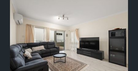 Beautiful 3×2×2 Apartment in Prime South Perth Location - Photo 4