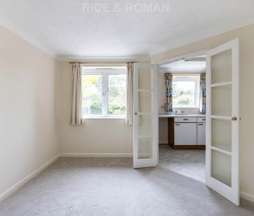 1 Bedroom Apartment, Royston Court – Hinchley Wood - Photo 4