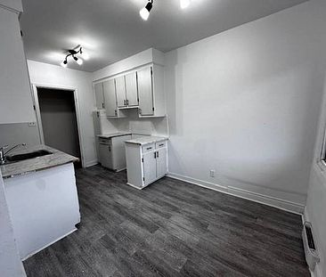 Renovated 4.5 at 1395$ for 1st Sept - Photo 4