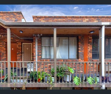 Light & Bright Bedsit Apartment - Photo 2