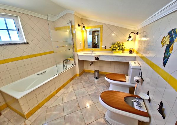 Moradia com piscina, jardim, totalmente equipada e mobilada