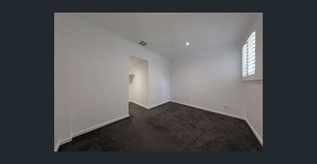 LIGHT FILLED TOWNHOUSE - Photo 4