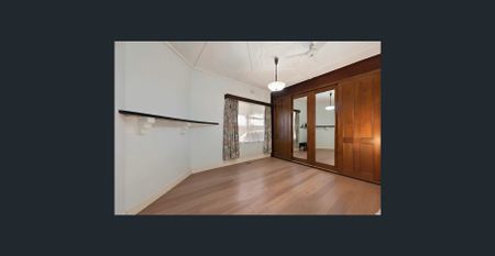 Contemporary Comfort and Convenience in One - Photo 2