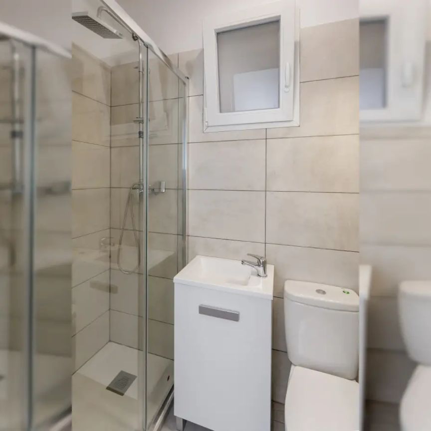 Room in a shared 16-bedroom apartment for rent in Sant Antoni, bills included - Photo 1