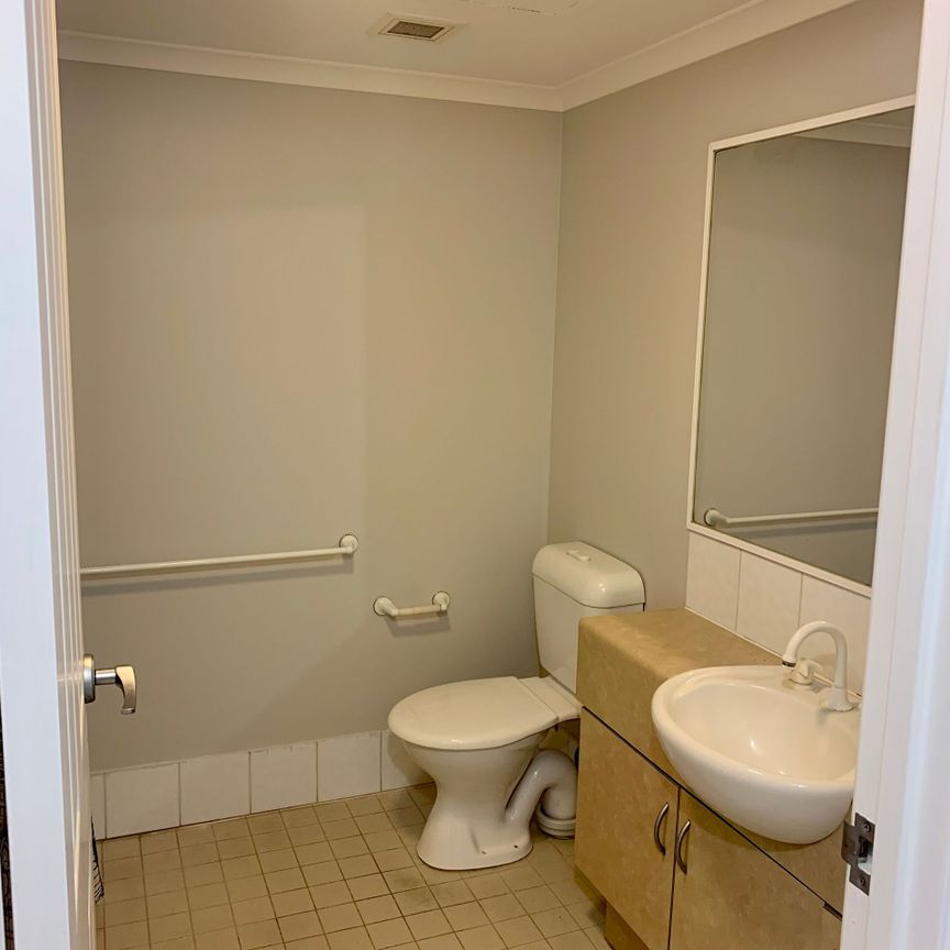 Resort-Style Ground Floor Apartment - Photo 1