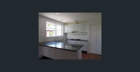 Spacious 3-Bedroom Family Home with Parking for Four, Endeavour Hills - Photo 3