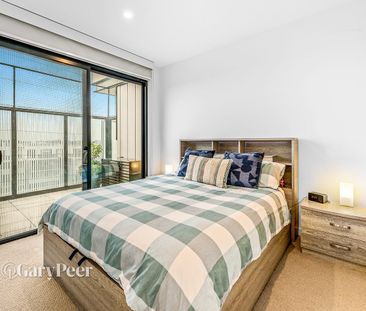 Modern comfort in the heart of Carnegie - Photo 6