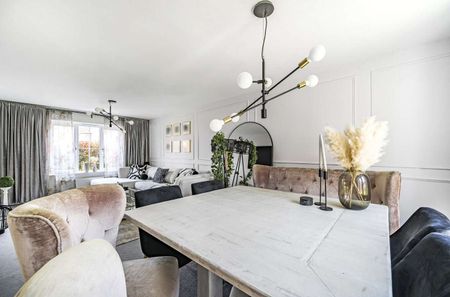 A well presented four bedroom family home - Photo 3