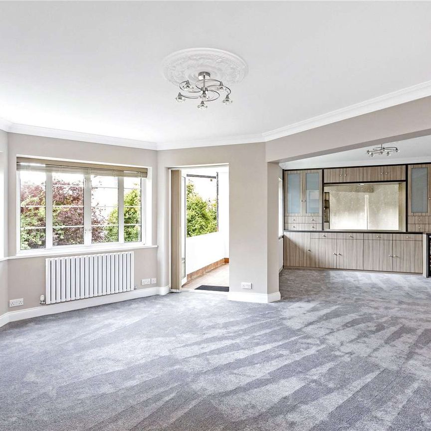 Chester Close, Richmond, Surrey, TW10 6NR - Photo 1