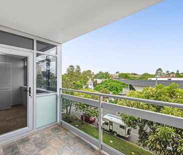 Freshly Renovated Kitchen & Bathroom - Photo 6
